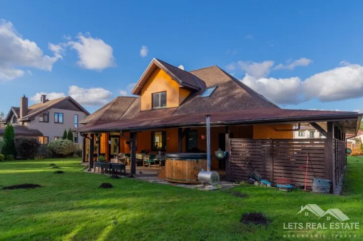 307.1 m² māja, 1533 m² zeme, Torņa 20, Medemciems
