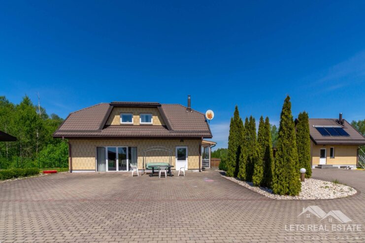 704.1 m² būves, 3.77 ha zeme, Daugavmalas