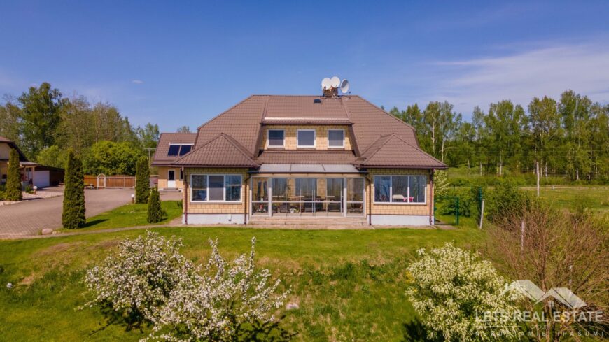 704.1 m² būves, 3.77 ha zeme, Daugavmalas