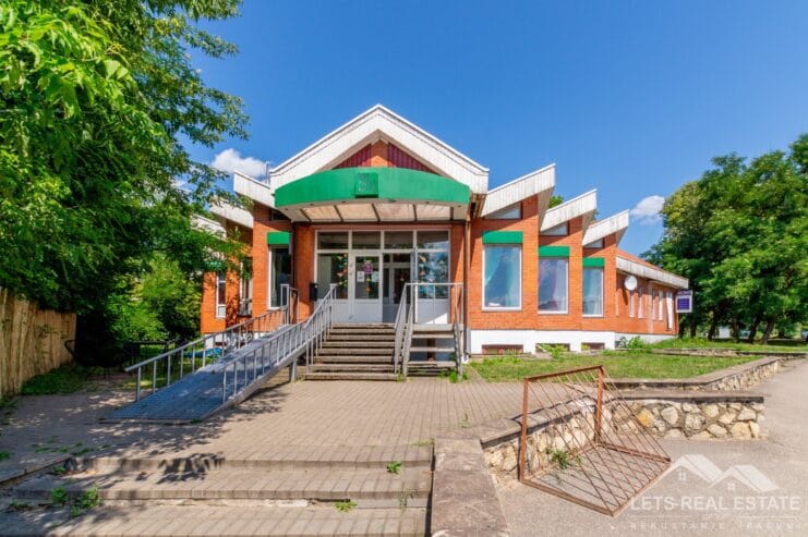 704 m² ēka komercdarbībai, 1105 m² zeme