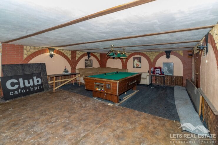 704 m² ēka komercdarbībai, 1105 m² zeme