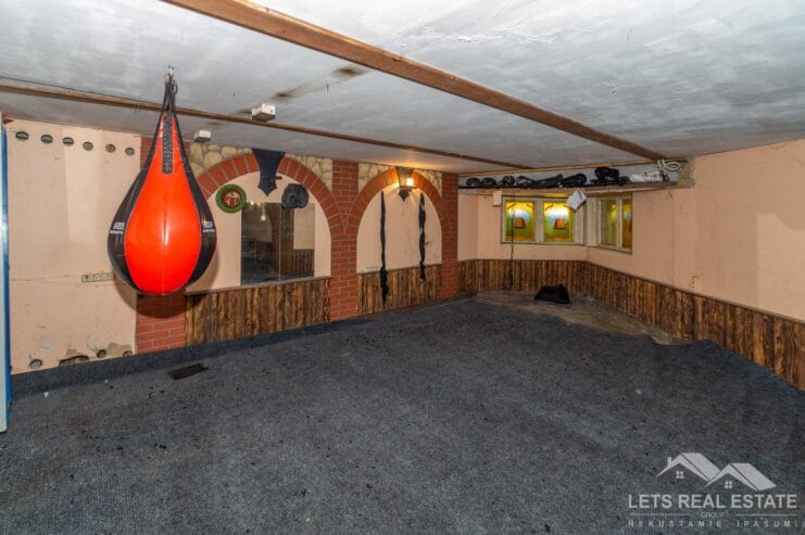 704 m² ēka komercdarbībai, 1105 m² zeme
