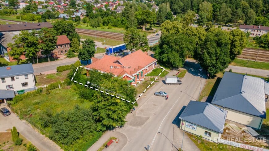 704 m² ēka komercdarbībai, 1105 m² zeme