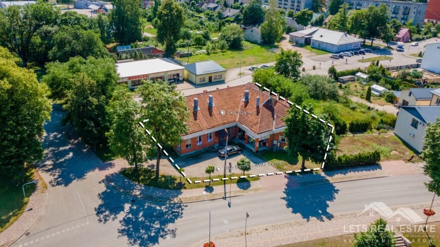 704 m² ēka komercdarbībai, 1105 m² zeme