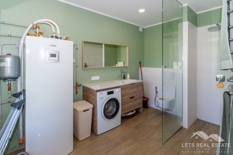 103.7 m² māja, 84.2 m² guļbūve, 10.87 ha zeme