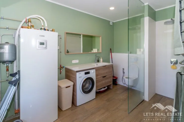 103.7 m² māja, 84.2 m² guļbūve, 10.87 ha zeme