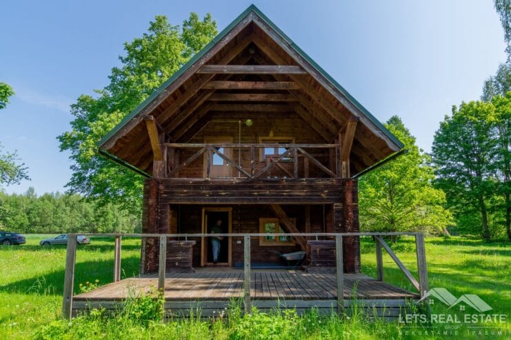 103.7 m² māja, 84.2 m² guļbūve, 10.87 ha zeme
