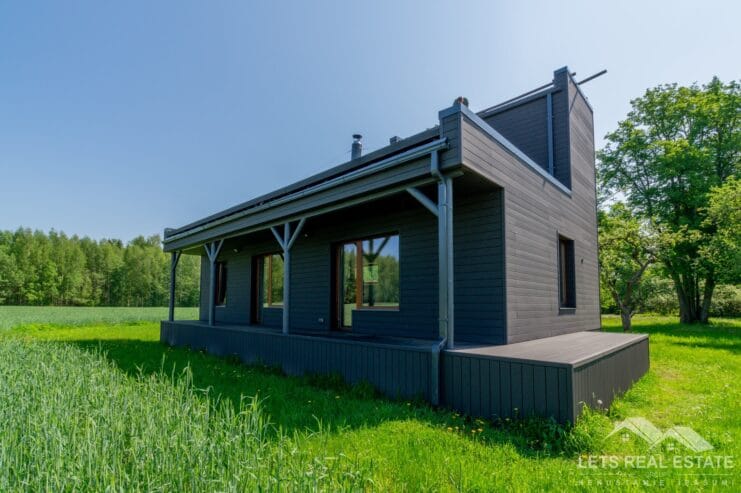 103.7 m² māja, 84.2 m² guļbūve, 10.87 ha zeme