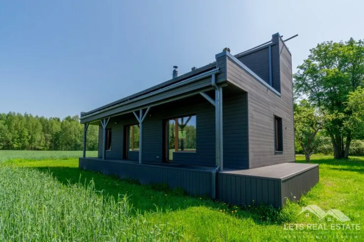 103.7 m² māja, 84.2 m² guļbūve, 10.87 ha zeme