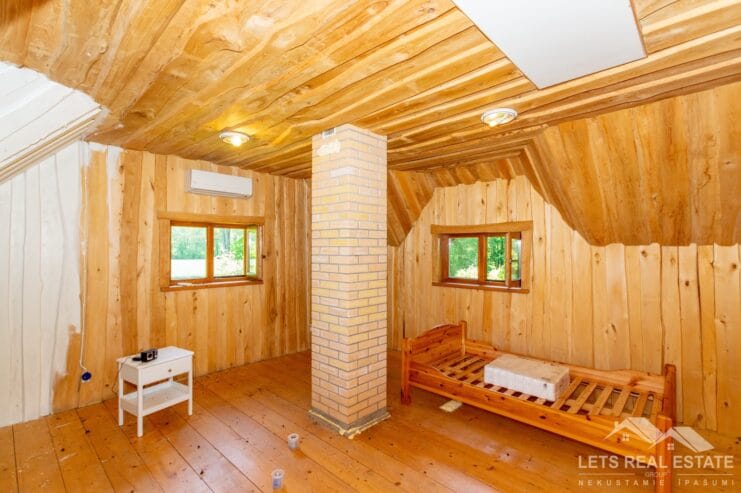 103.7 m² māja, 84.2 m² guļbūve, 10.87 ha zeme