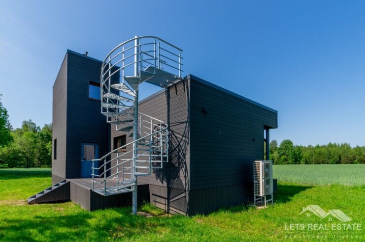103.7 m² māja, 84.2 m² guļbūve, 10.87 ha zeme