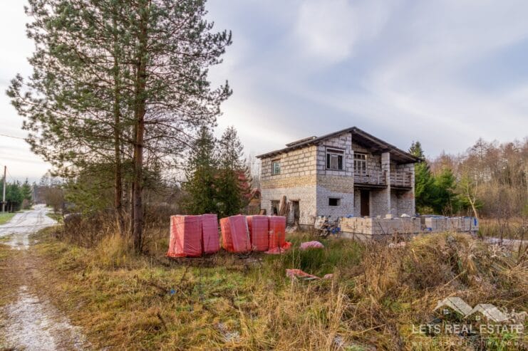 107.8 m² 2 stāvu būve, 1306 m² zeme, Vaivadi